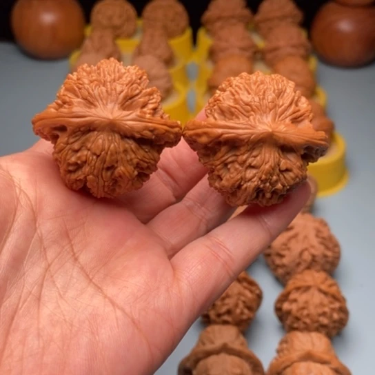 文玩核桃吊坠狮虎兽 精对 41