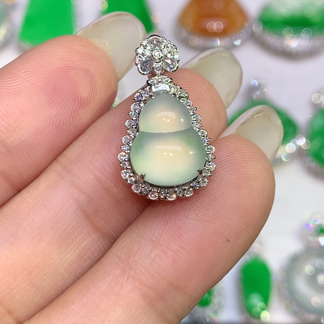 翡翠18K金镶嵌颈饰