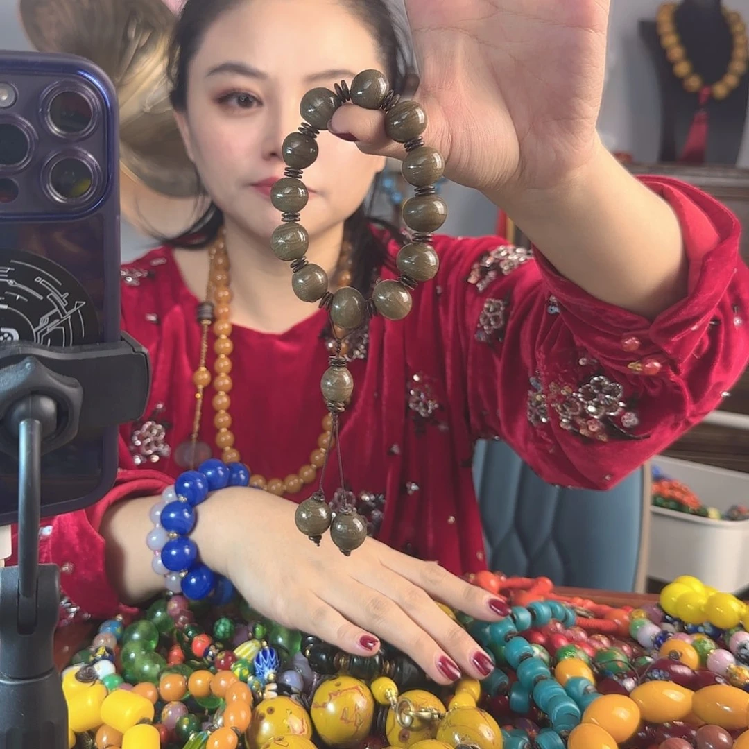 玻璃颈饰l**道老琉璃的故事是一个人的故事吧