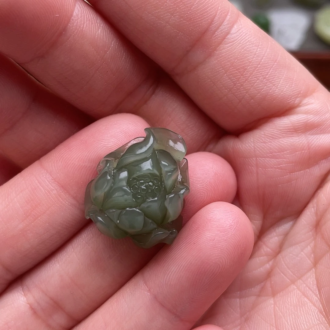 和田玉未镶嵌颈饰牡丹花吊坠