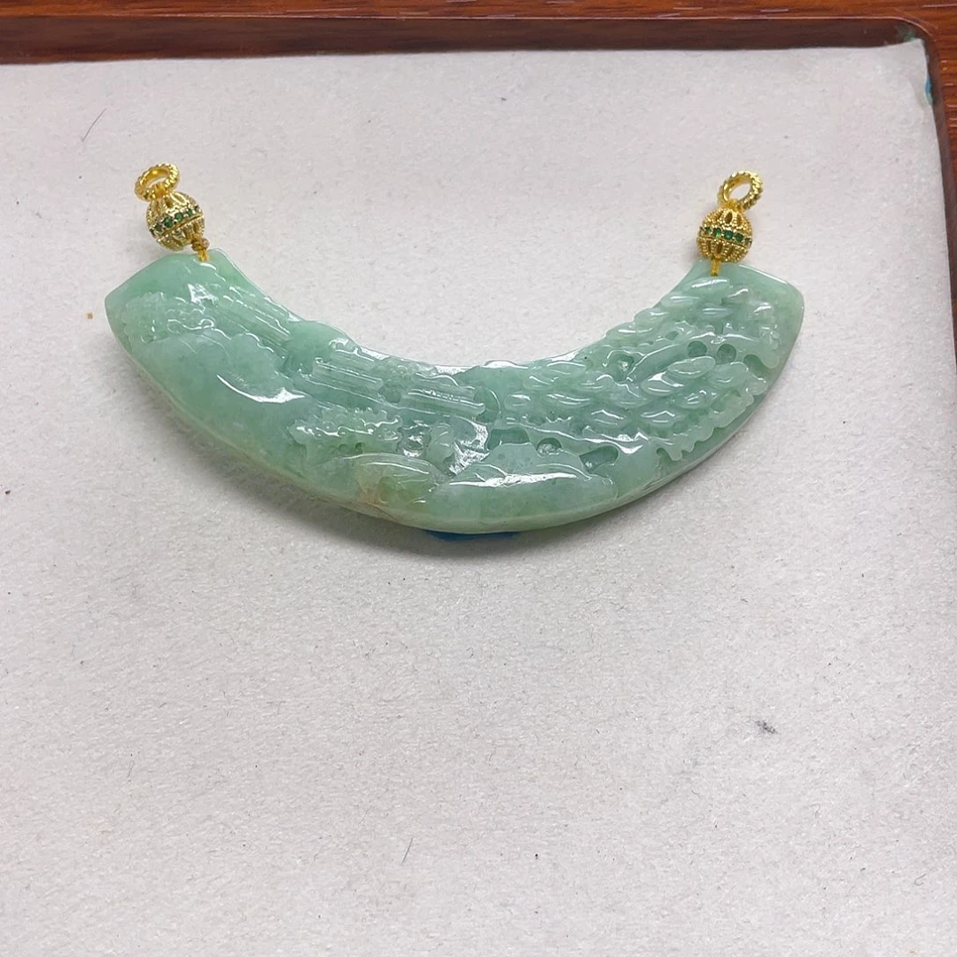 翡翠未镶嵌颈饰山水弯弯