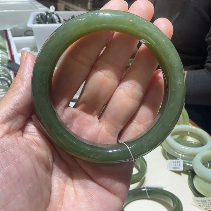 晓***晓和田玉未镶嵌手镯875