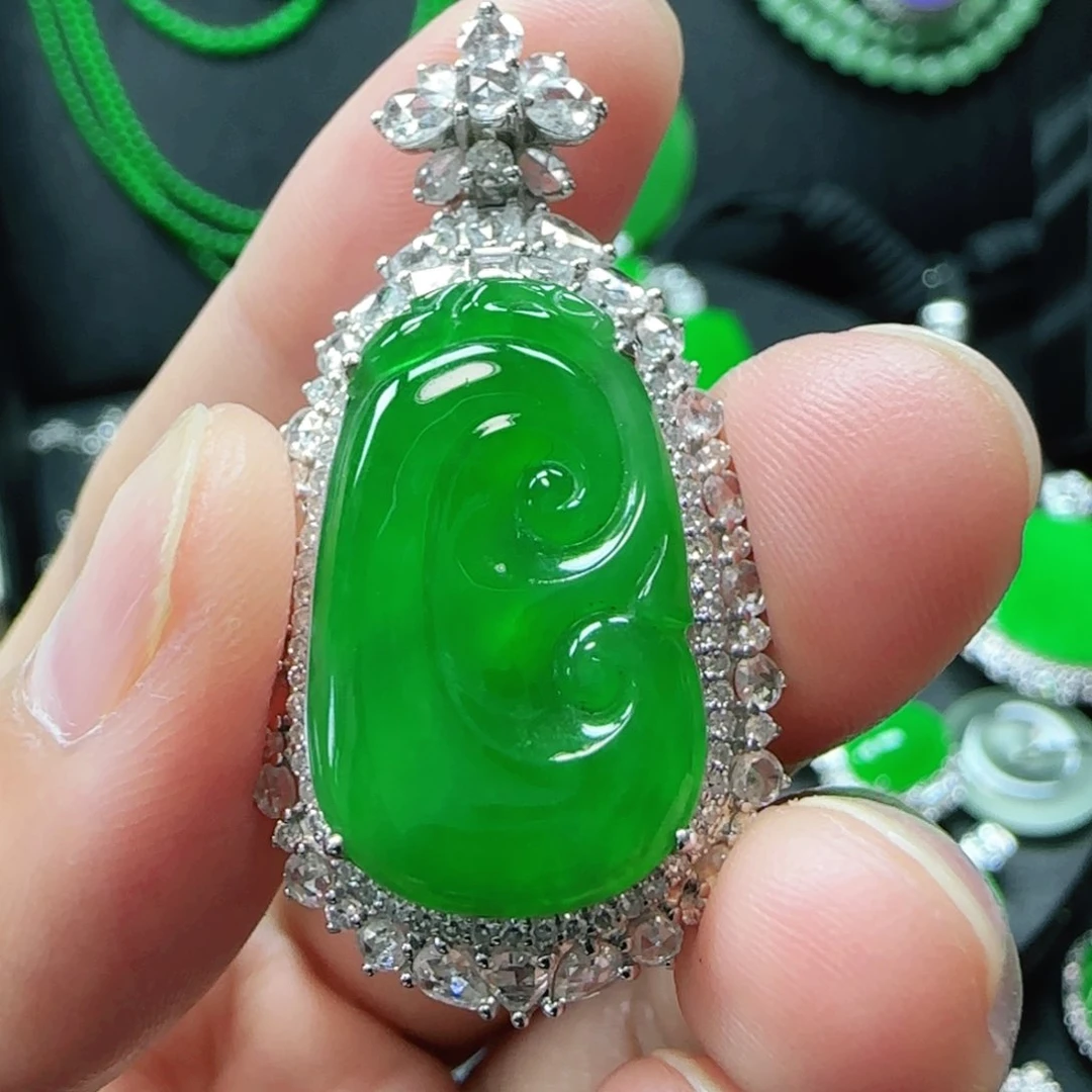 浙***塑翡翠18K金镶嵌颈饰如意