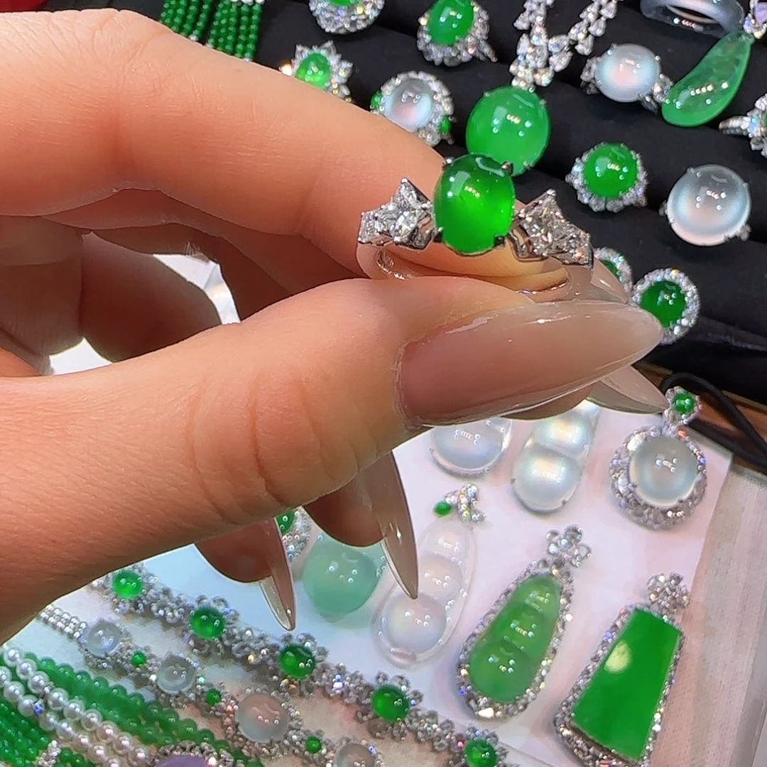 翡翠18K金镶嵌颈饰