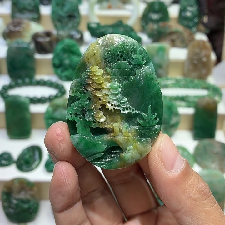 独山玉未镶嵌颈饰山水牌