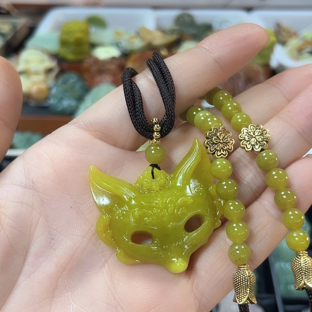 蛇纹石玉颈饰未镶嵌