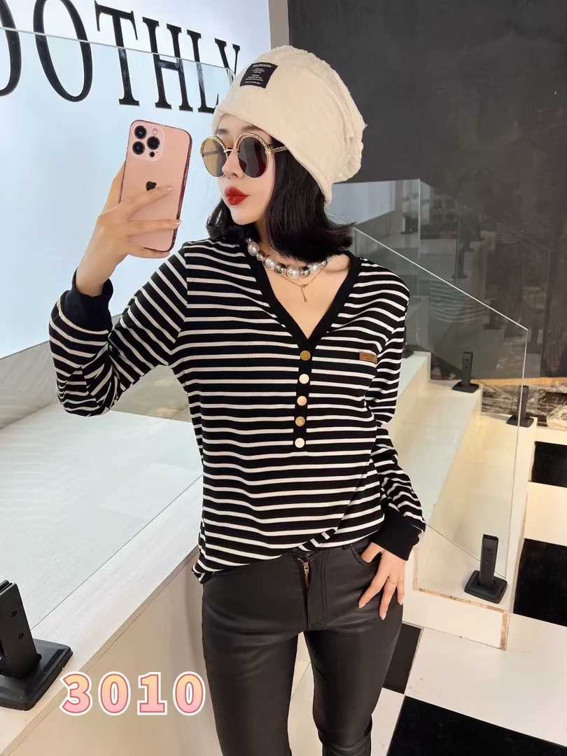 月月家：春季新款宽松显瘦洋气弹力遮肉条纹网红V领打底衫