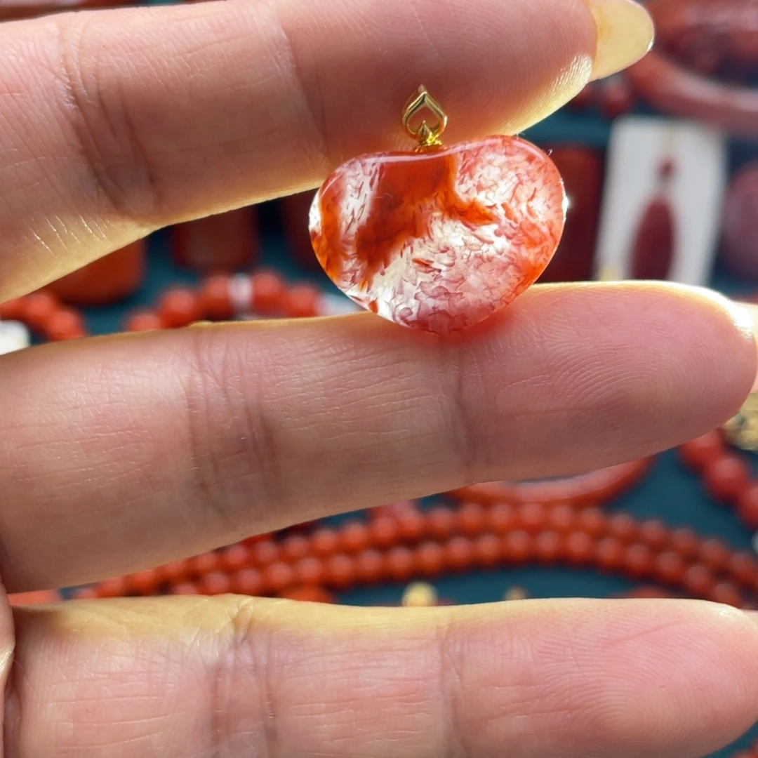 南红玛瑙18K金镶嵌川料南红火焰意境爱心吊坠