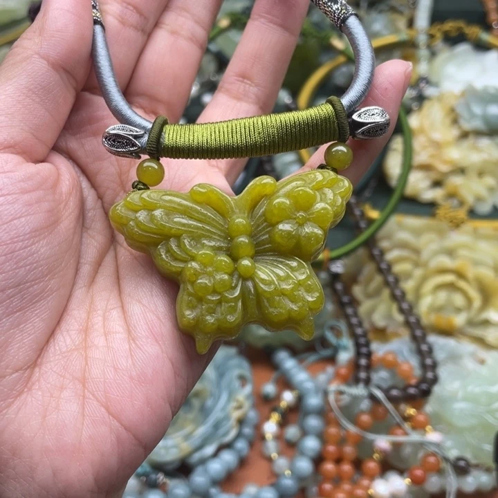 蛇纹石玉吊坠合金