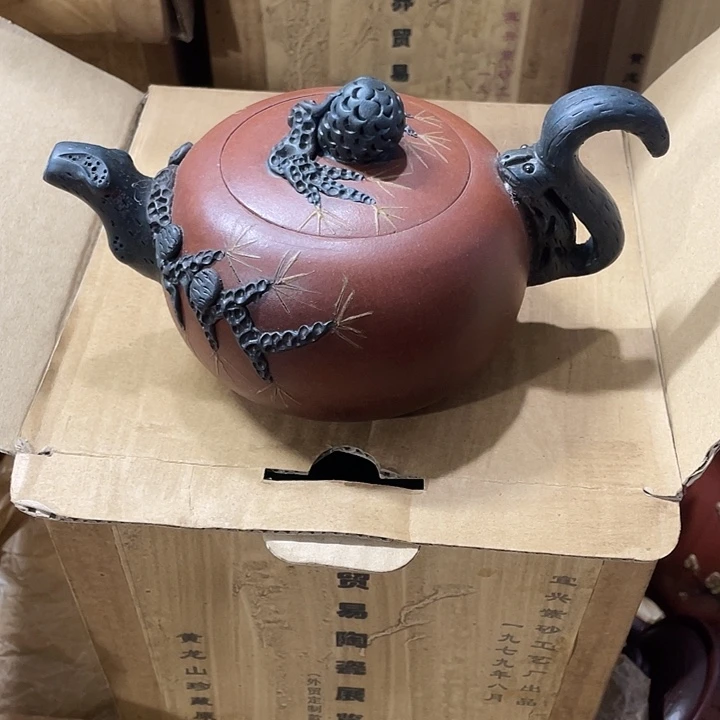 茶壶紫砂原矿泥料手工制作的一把紫砂壶。