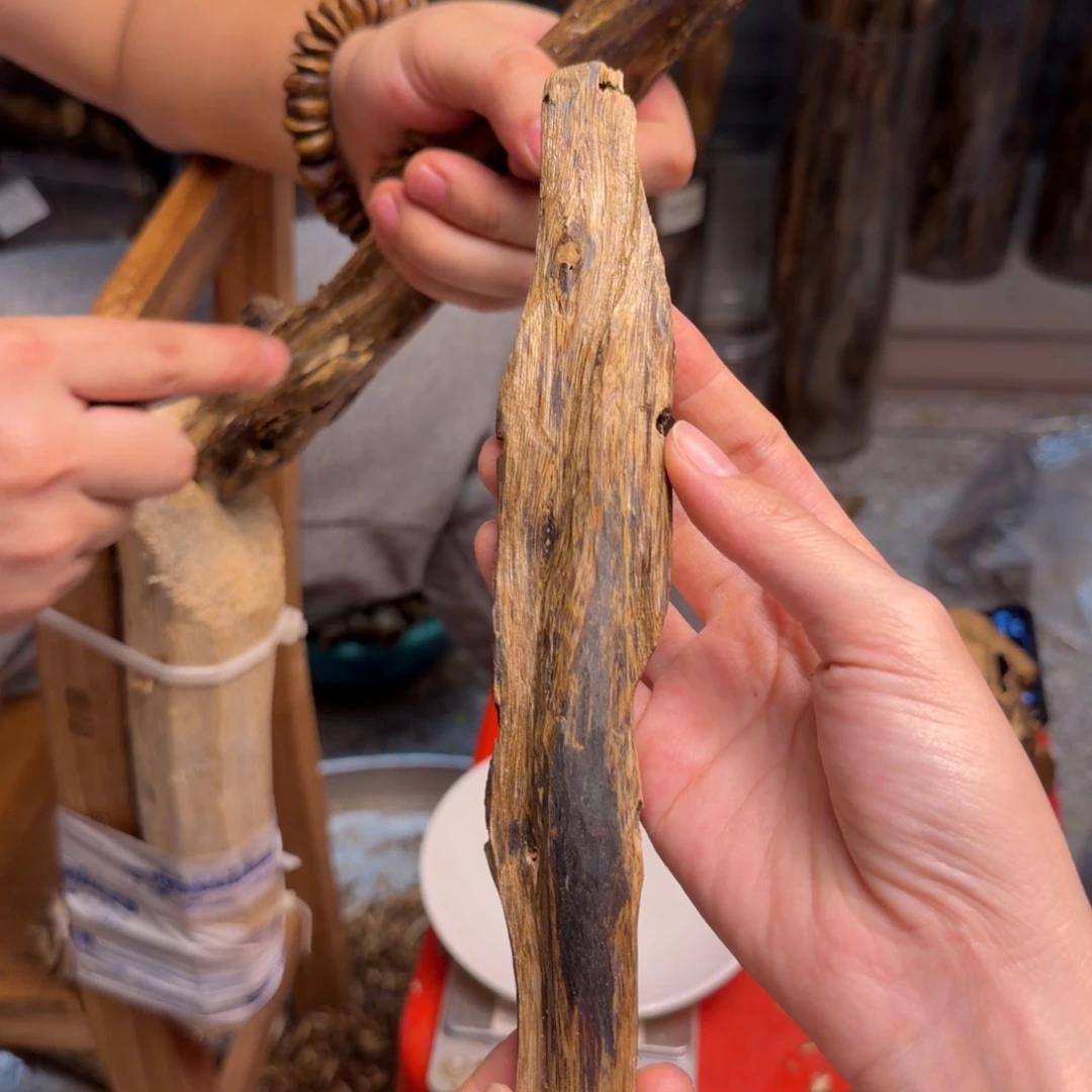 沉香碎屑沉香乌身块料23克