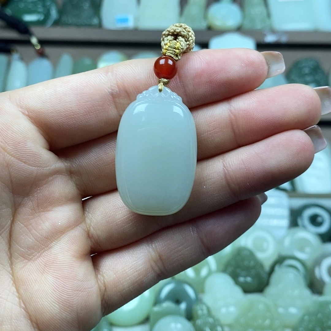 和田玉未镶嵌颈饰无事牌