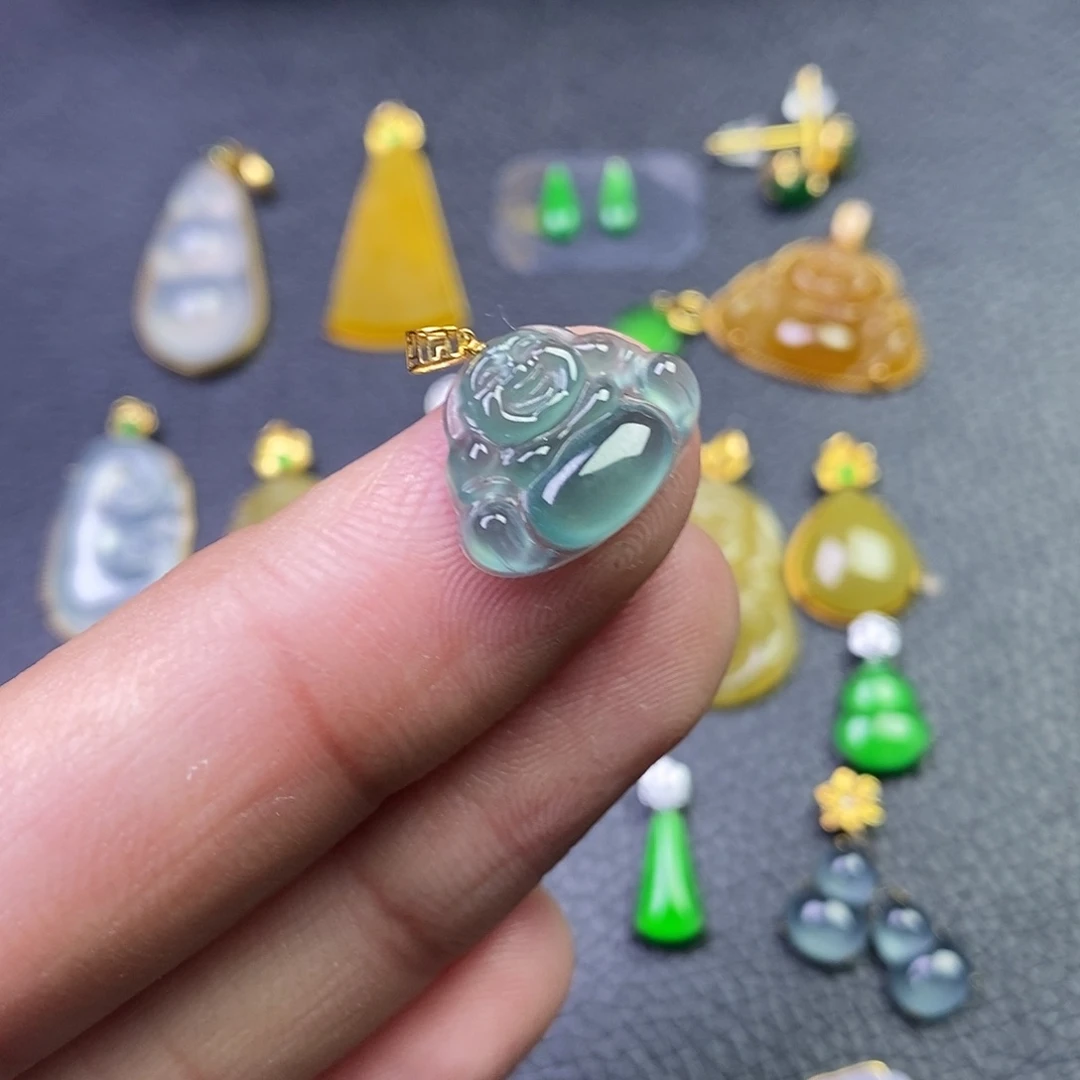 颈饰18K金镶嵌翡翠