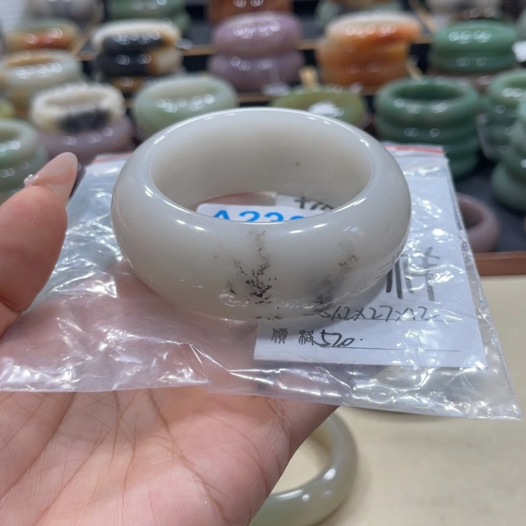 石英质玉手镯未镶嵌@****?