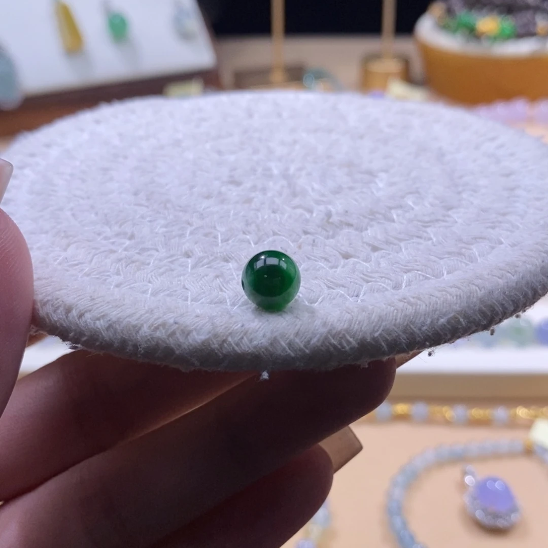 翡翠未镶嵌颈饰辣绿珠卡7.9