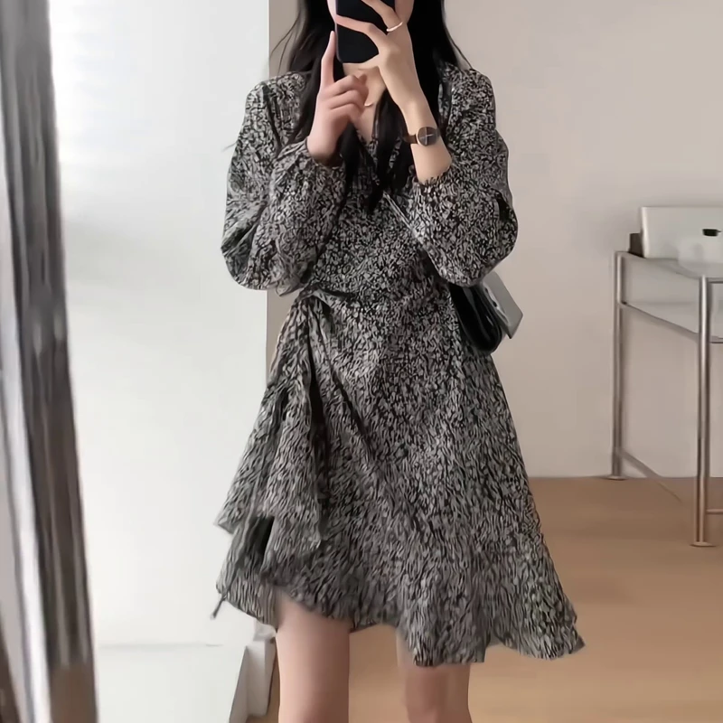 大码女装秋季V领碎花 不规则气质连衣裙宽松显瘦时尚法式设计短裙