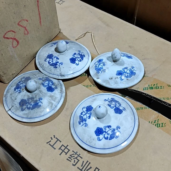 瓷片盘子碗茶壶啥都有