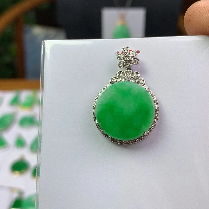 翡翠18K金镶嵌颈饰