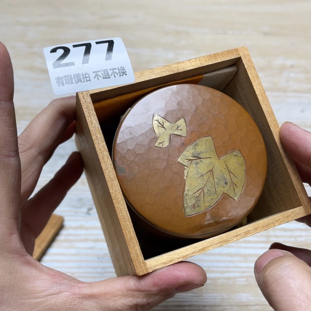 瓷片标*密密麻麻地排列着一个