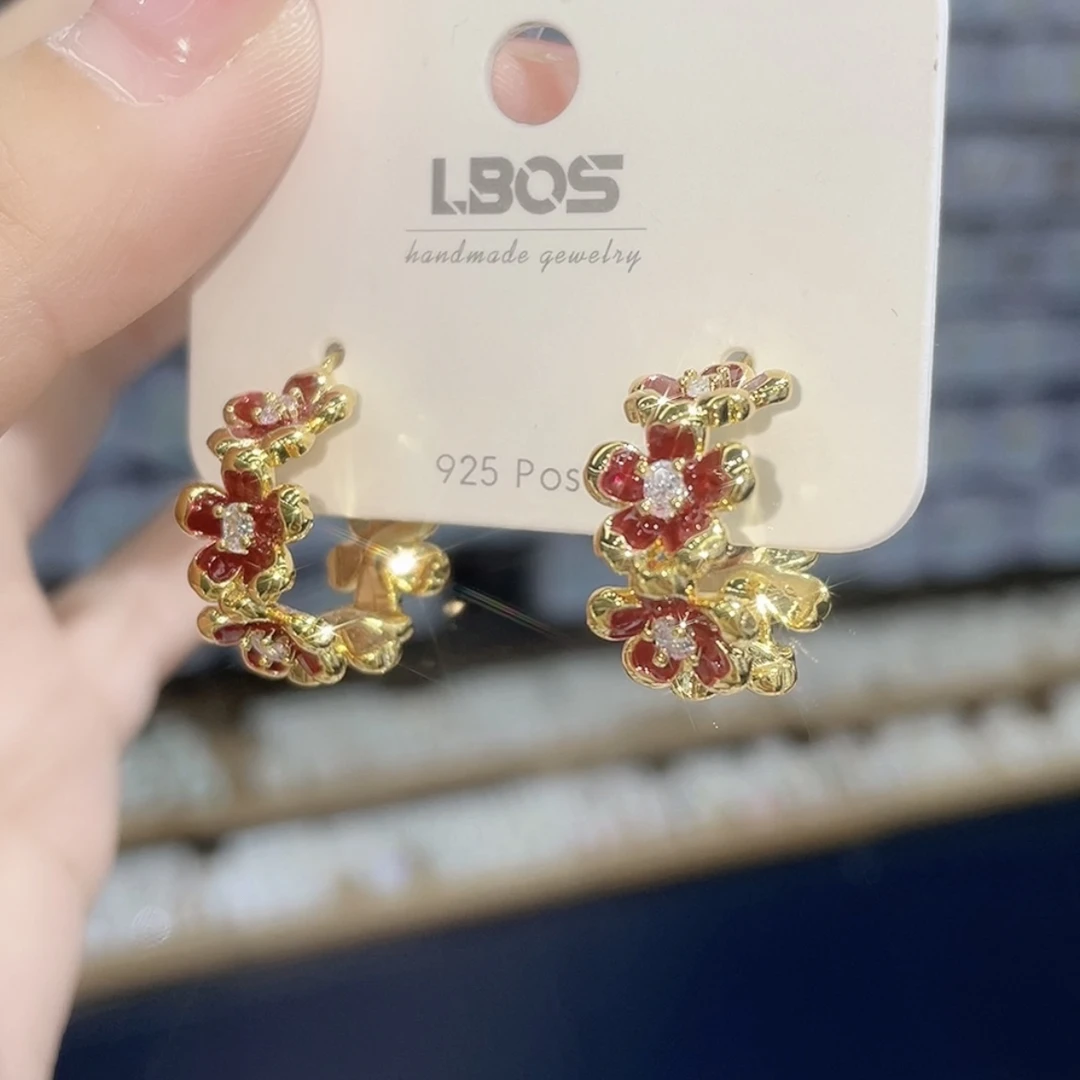 铜合金合成锆石耳饰 安可拉红五瓣花C圈时尚百搭轻奢彩色精美复古