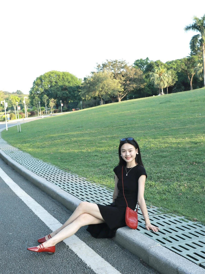 夏季新款洋气衣服女法式高级感褶皱不对称设计短袖连衣裙收腰显瘦