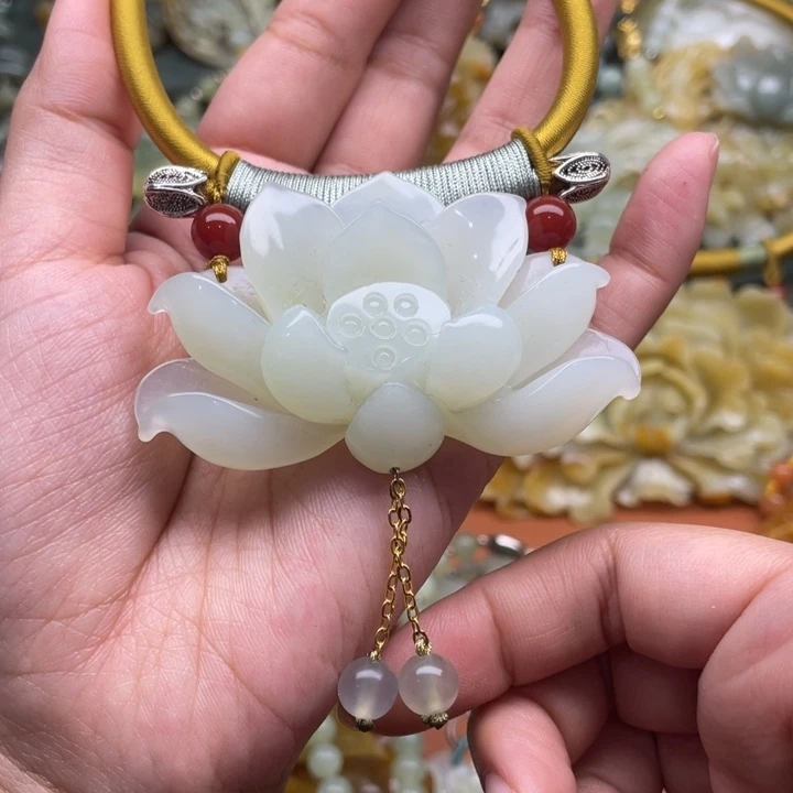 蛇纹石玉吊坠合金