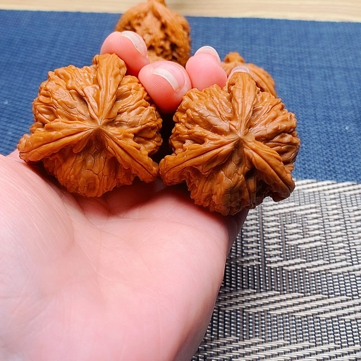 午***光文玩核桃吊坠三棱