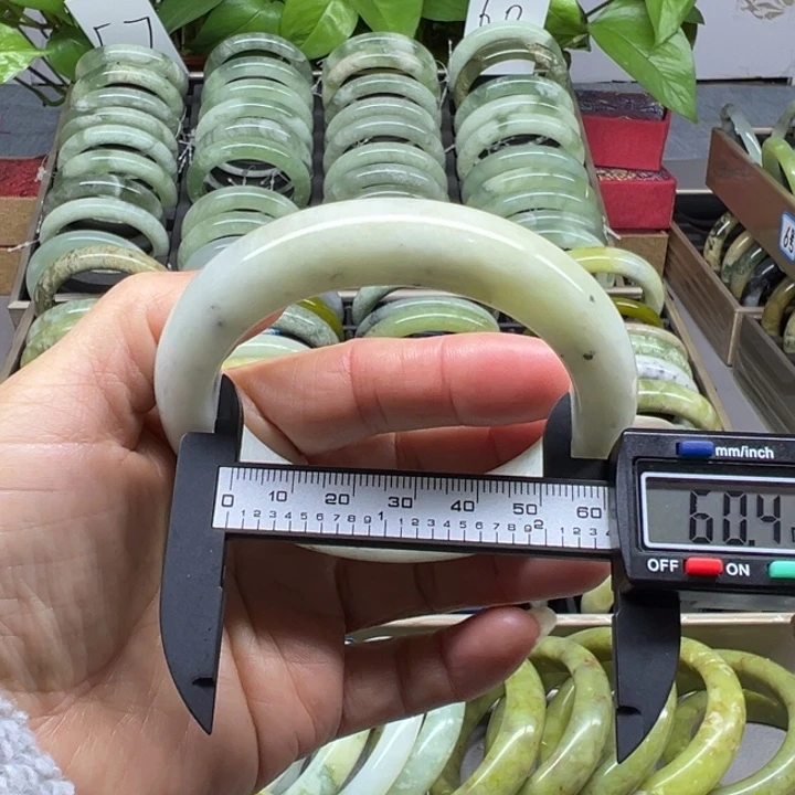 蛇纹石玉未镶嵌手镯86