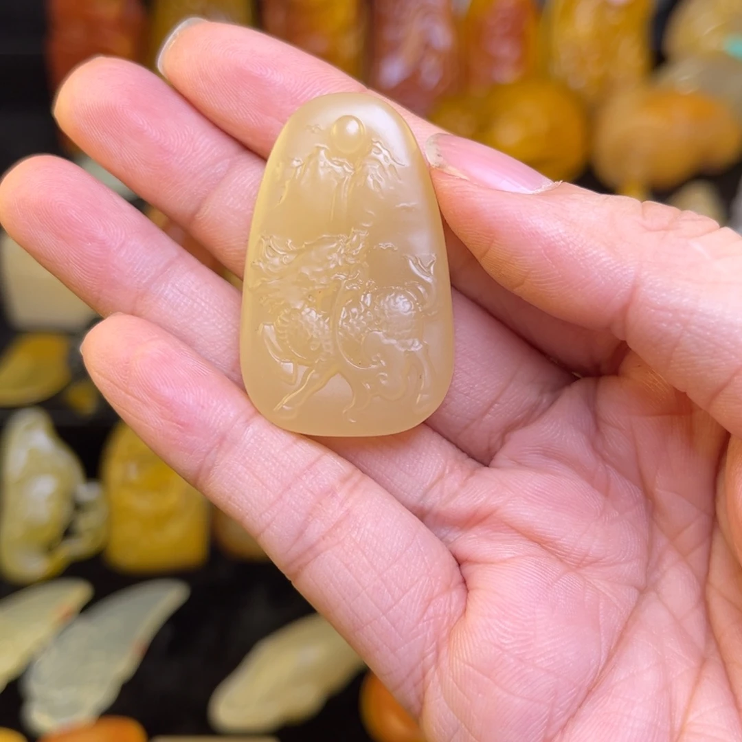 李***城石英质玉未镶嵌黄蜡石吊坠