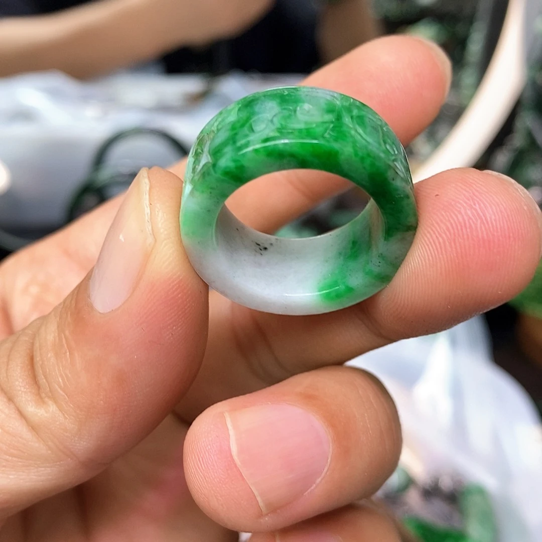 翡翠戒指未镶嵌玲漂亮美眉