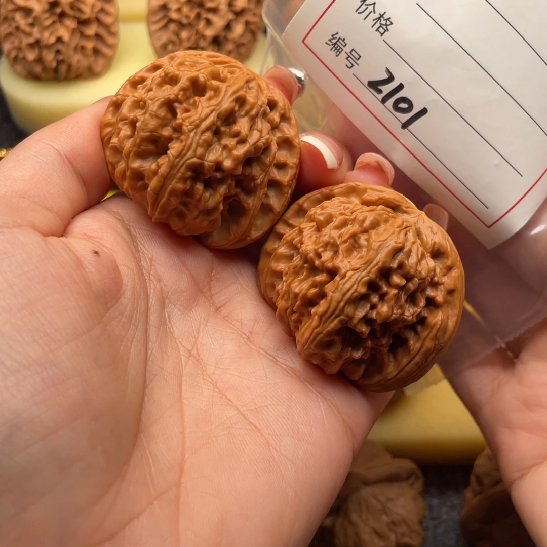 美***烤文玩核桃吊坠2101号43球白