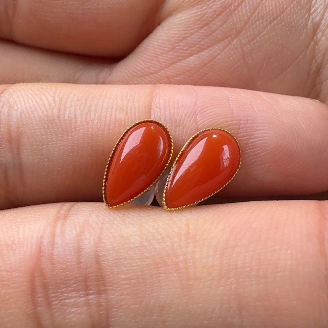 南红玛瑙冷水河耳钉18K金镶嵌