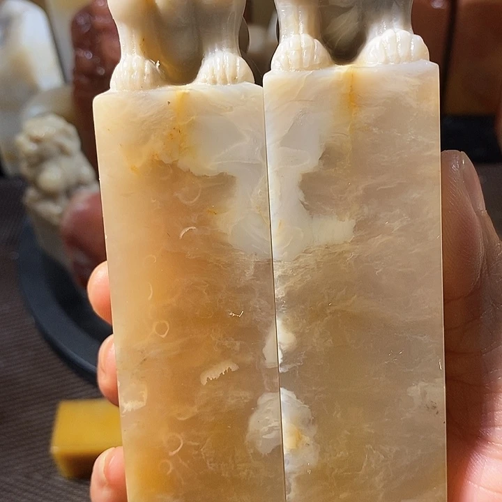 巴林石印石上****了巴林石雕刻艺术品