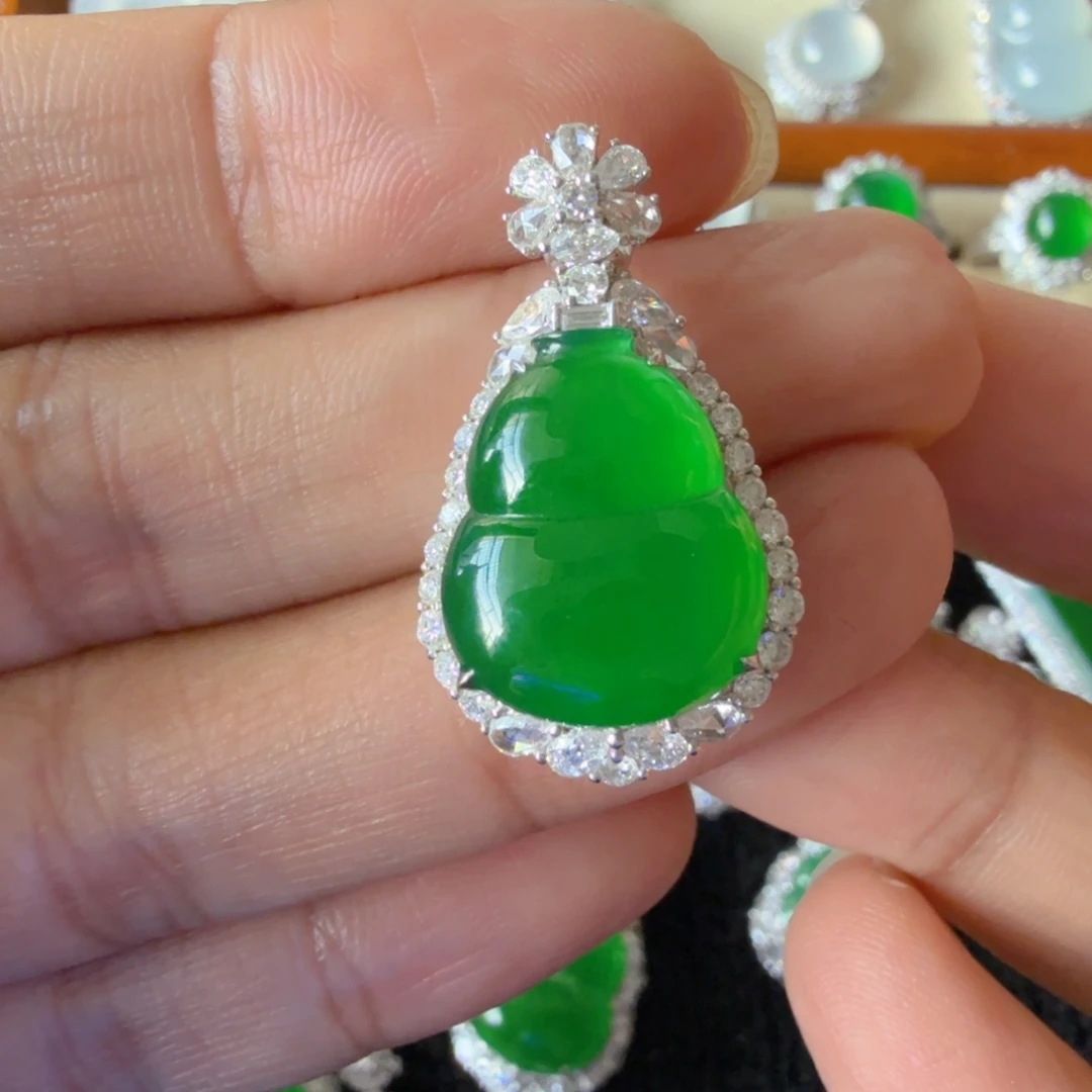 翡翠18K金镶嵌颈饰吊坠