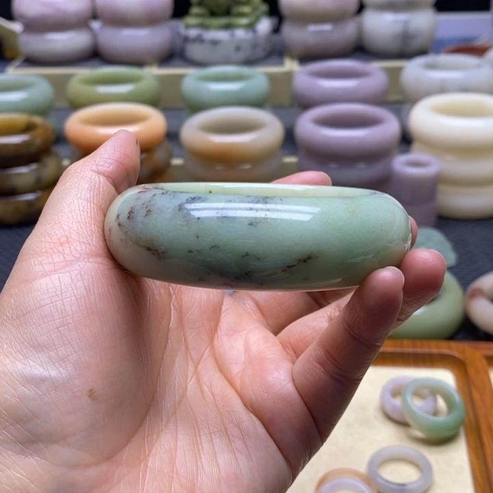 珏***石英质玉未镶嵌手镯