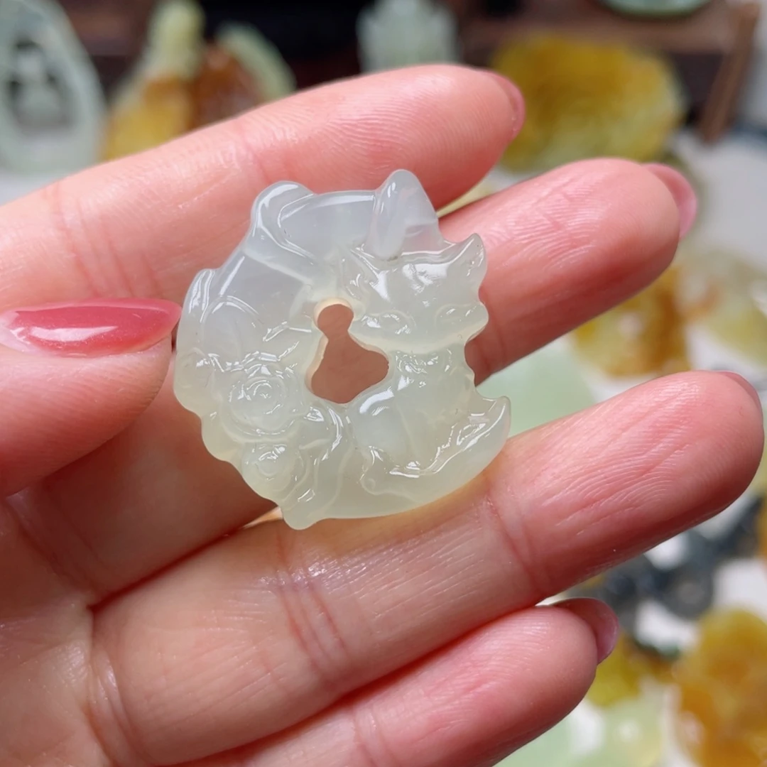 蛇纹石玉颈饰未镶嵌