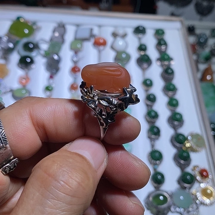 翡翠未镶嵌吊坠(赠链)