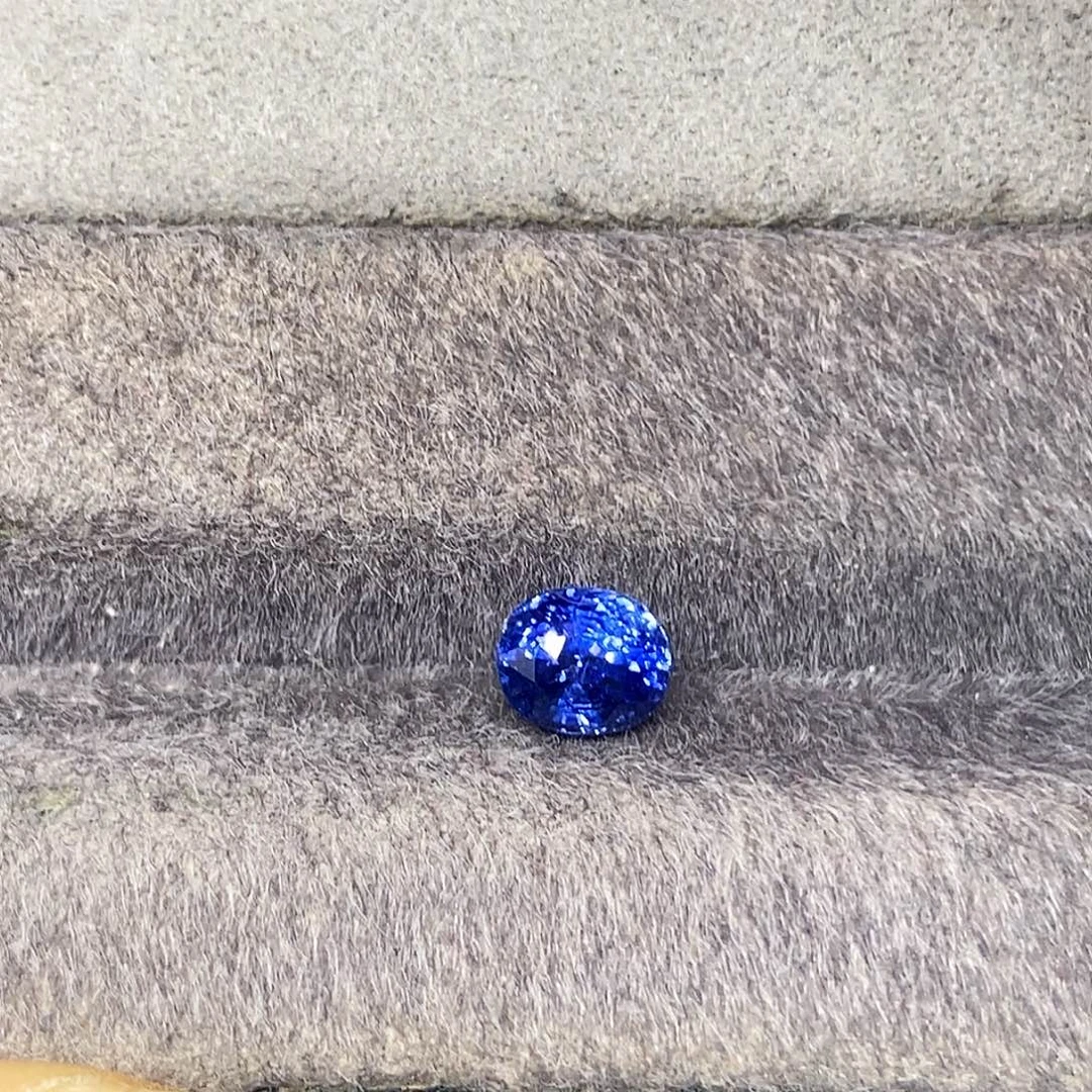 蓝宝石裸石1.49克拉天然全净玻璃体满火彩皇家蓝蓝宝石