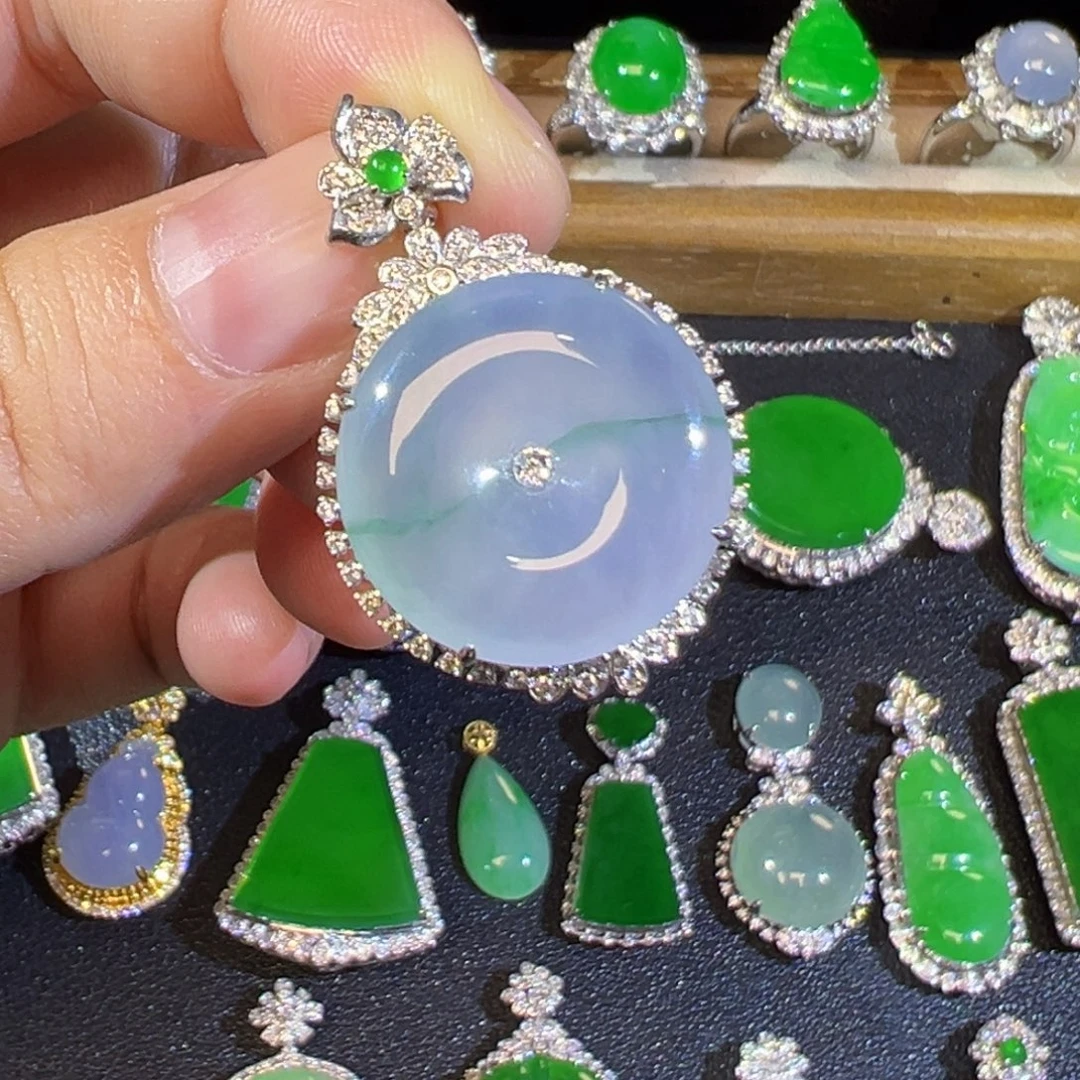 翡翠18K金镶嵌颈饰