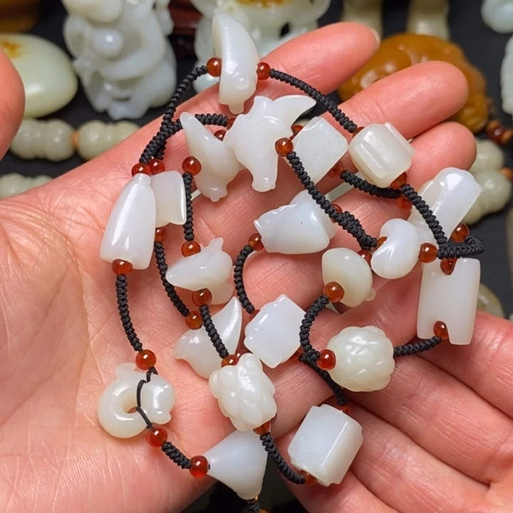 和田玉未镶嵌把件