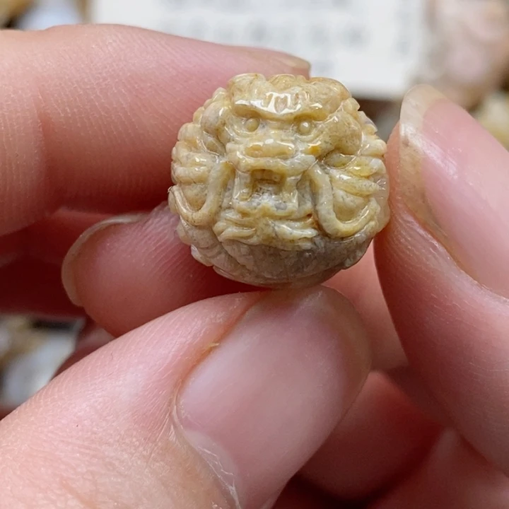 颈饰未镶嵌硅化珊瑚（珊瑚玉）通孔