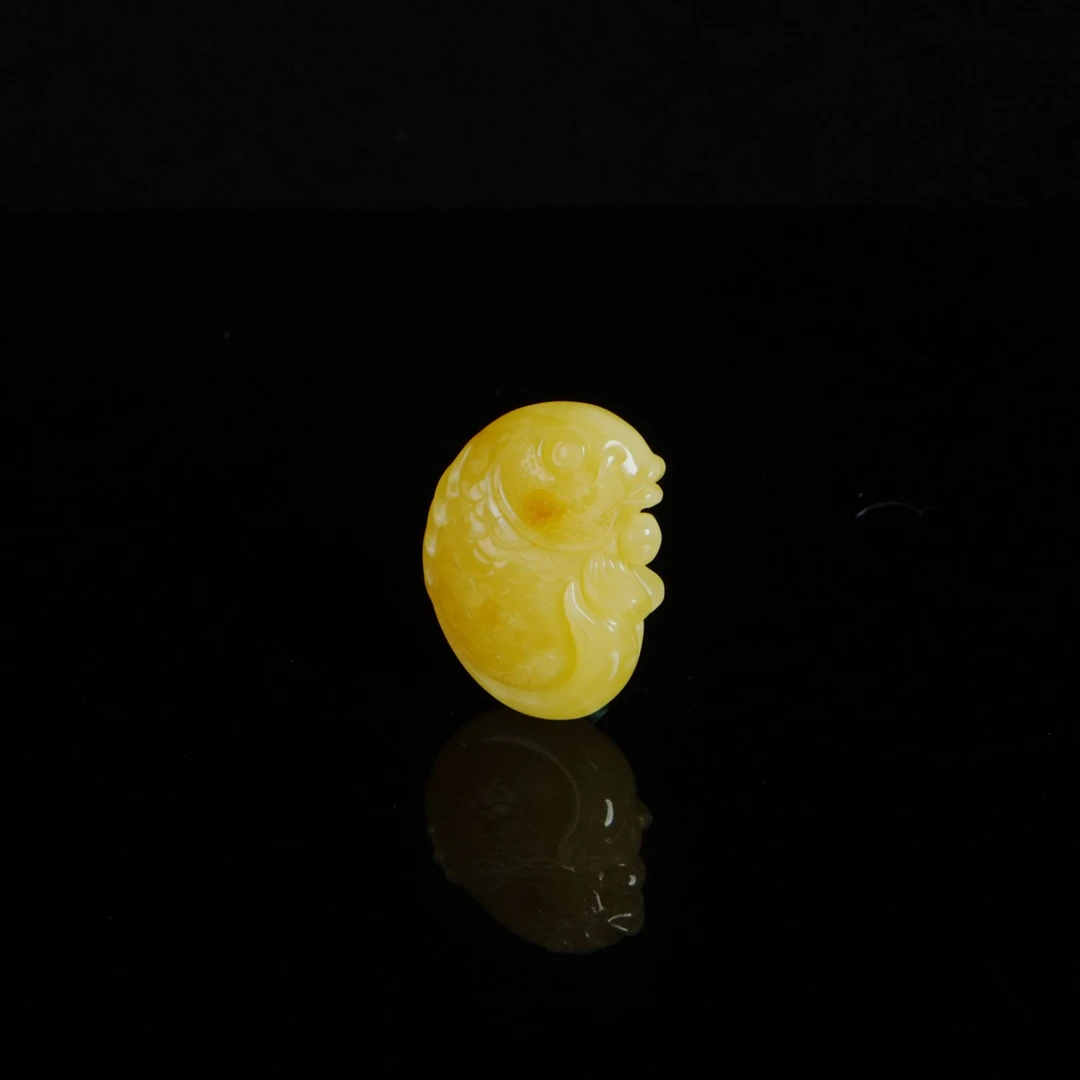 DY-M1641焦皮料满蜜鸡油黄蜜蜡立体鱼吊坠10.07g