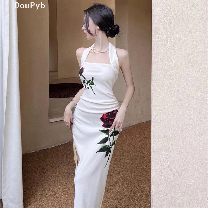DouPyb轻奢法式玫瑰印花挂脖露背中长款后开叉连衣裙2024夏季新款