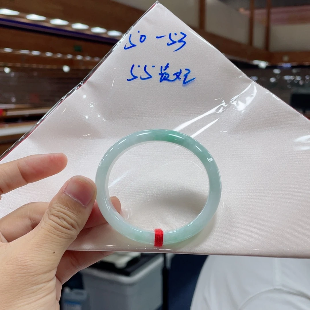 翡翠手镯未镶嵌有包容