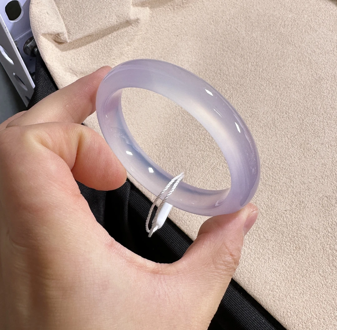 天然玉髓玛瑙不同光线不同角度颜色不同