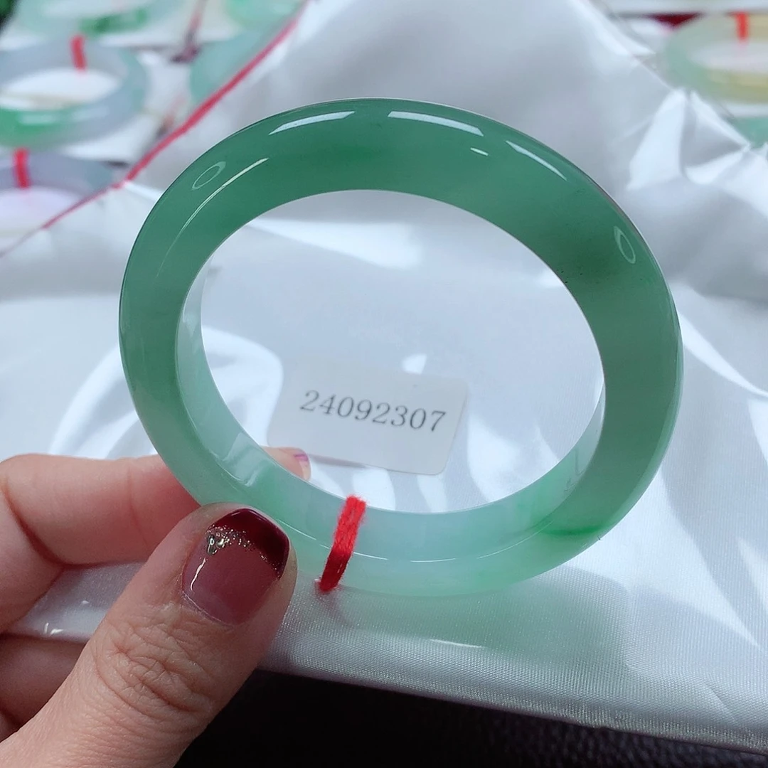 翡翠手镯未镶嵌天然A货翡翠