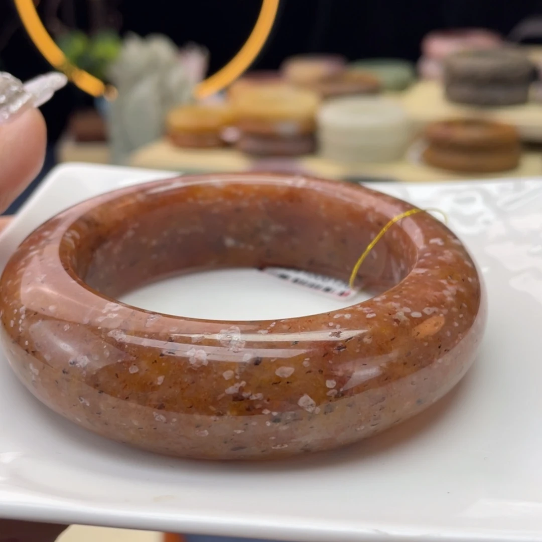 【闪购商品】石英质玉手镯未镶嵌大**乔