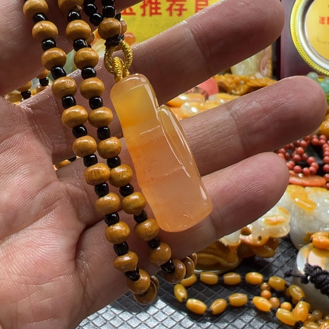 颈饰未镶嵌石英质玉