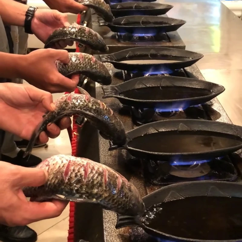 铸铁鱼型烤盘特色商用铁板烧鲫鱼形状烤肉盘韩式牛排煎盘家