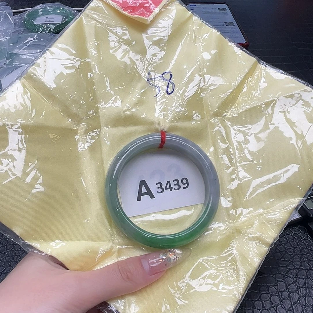 翡翠手镯未镶嵌默认瑕疵